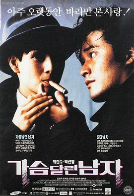 双人包厢的并排沙发与暖光壁灯